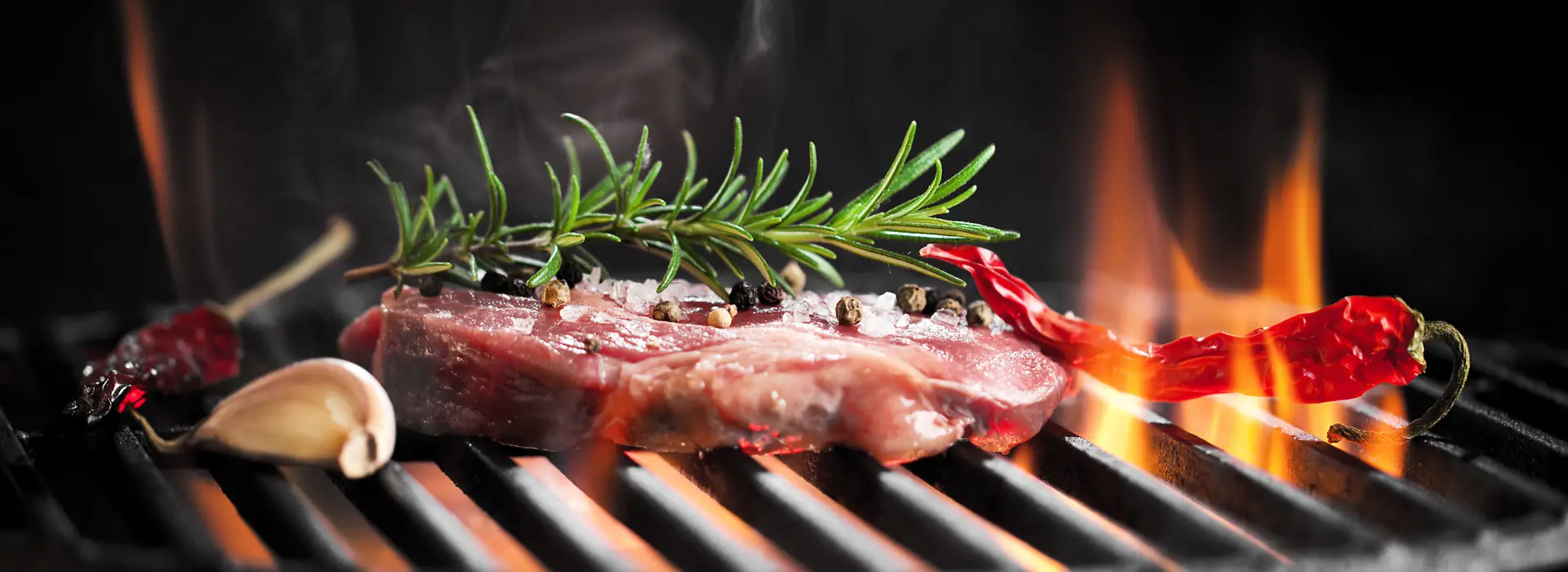 Saftiges Steak mit Rosmarin auf dem Grill